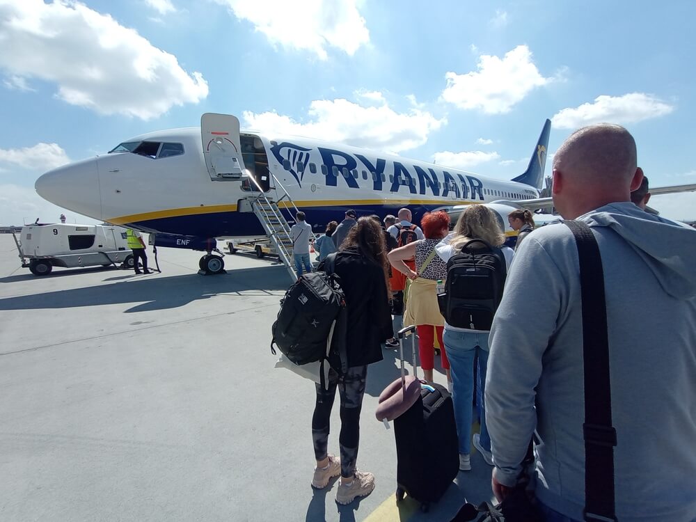 Rewolucja w Ryanair: koniec papierowych kart pokładowych i cyfryzacja odprawy od maja 2025!