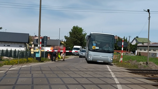 Wjechał Autokarem Z Dziećmi Na Przejazd. Po Chwili Przejechały Dwa ...